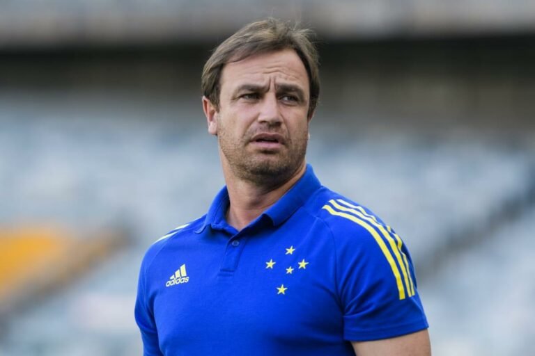 Oficial: Felipe Conceição é demitido após eliminação da Copa do Brasil