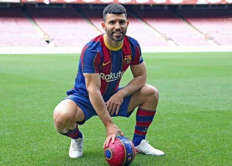Aguero distribui relógios e seu carro para os funcionários do Manchester City