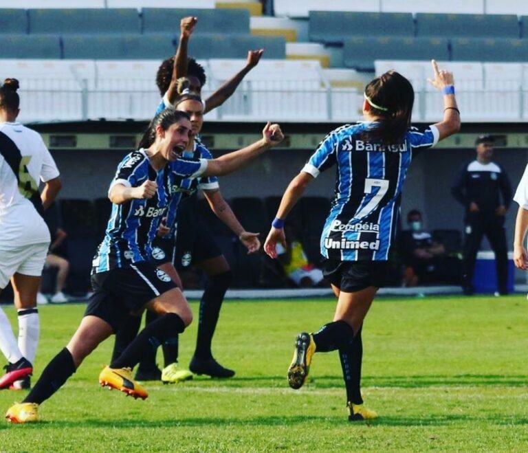 Torcida gremista faz campanha para time feminino ter nome no uniforme