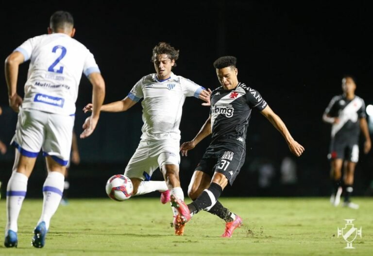 Vasco joga mal, perde para o Avaí em casa e tem o seu pior início de Série B