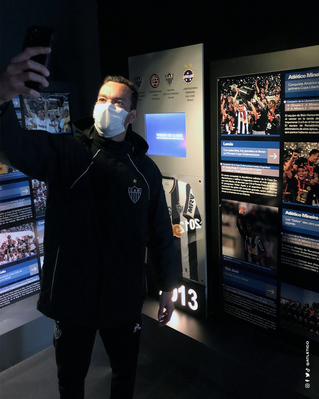 Réver e Hulk registram momento histórico no museu da Conmebol