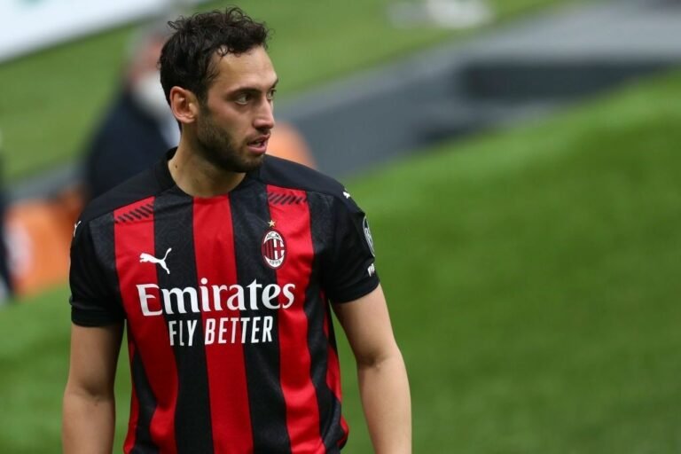 Çalhanoglu confirma acerto com a Inter de Milão