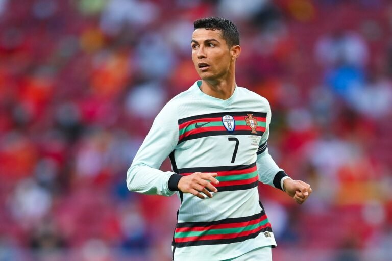 Cristiano Ronaldo foi alvo de cânticos homofóbicos em estreia na Eurocopa