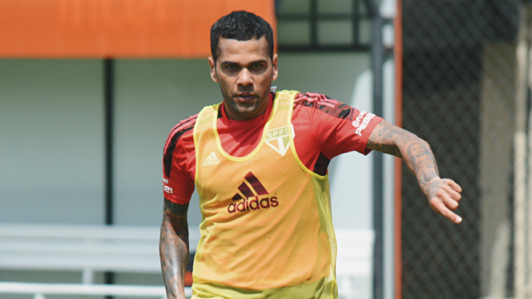 Em fase de recuperação, Daniel Alves, Benítez e Luan vão a campo com fisioterapeutas