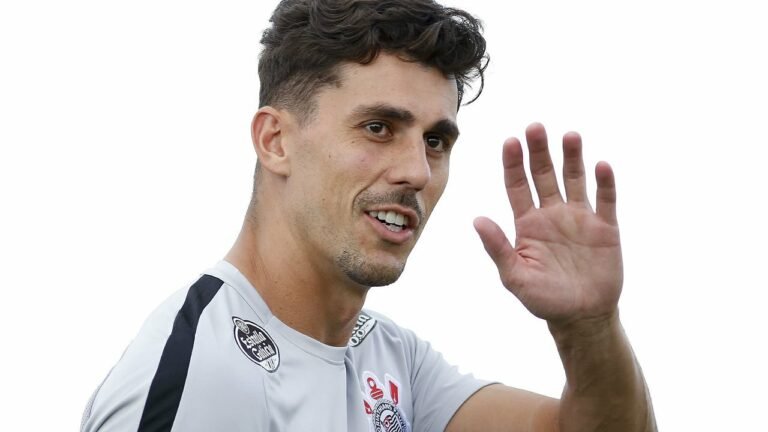 Após ato racista, Corinthians irá rescindir com Danilo Avelar