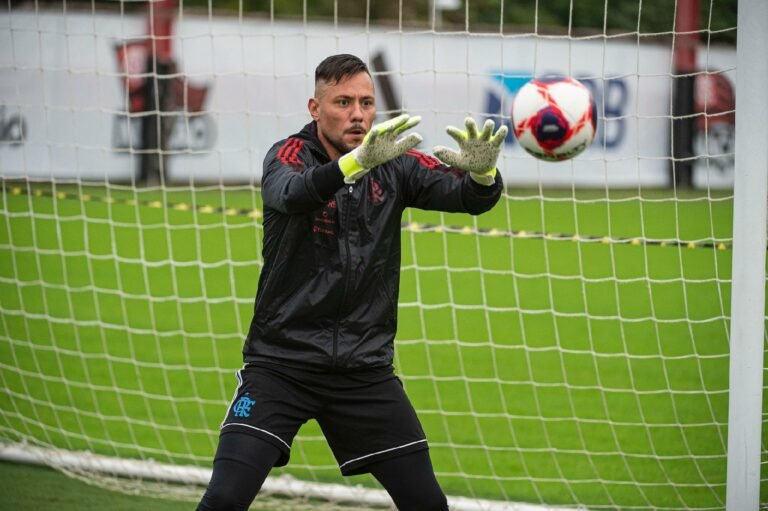 Diego Alves pode repetir Rafinha e sair do Flamengo de graça