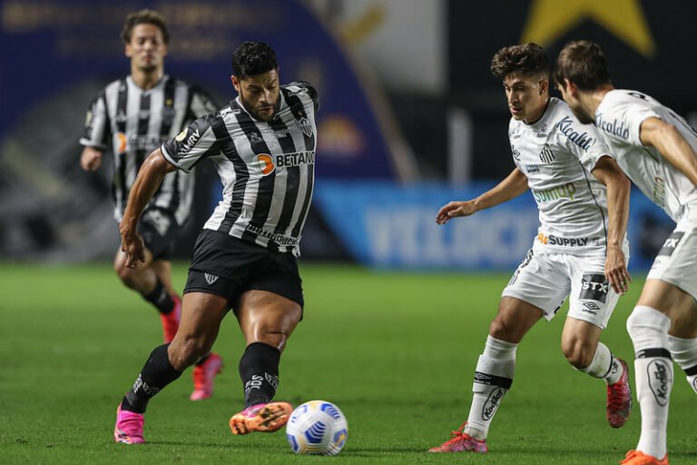 Em noite pouco inspirada, Galo é derrotado pelo Santos por 2 a 0