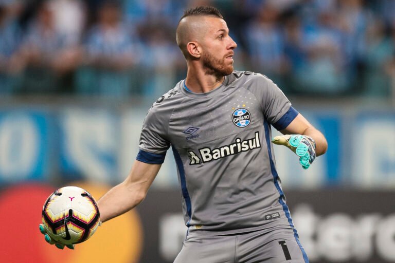 A pedido de Tiago Nunes, Grêmio descarta negociar Paulo Victor