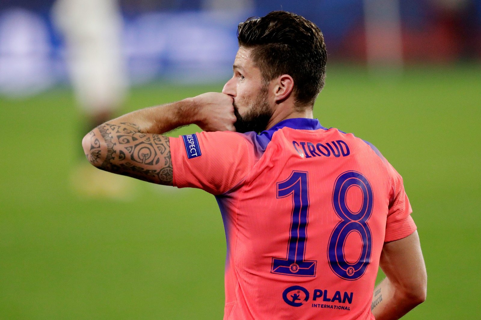 Apesar da renovação, Giroud não quer ficar no Chelsea