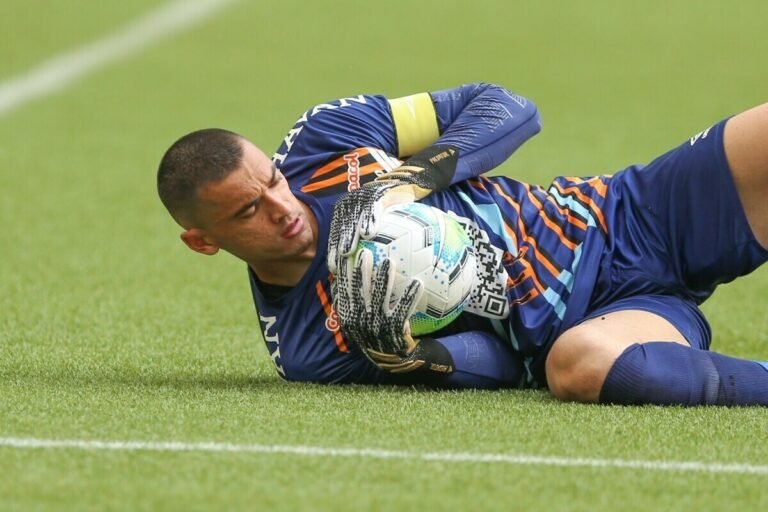 Com possível saída de Volpi, São Paulo avalia contratação de goleiro Santos