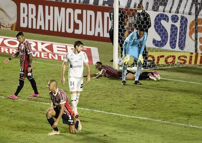 John é dúvida contra o Grêmio, veja detalhes