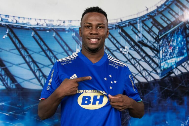 Lateral do Cruzeiro é afastado dos treinos devido a festa clandestina e suspeita de Covid