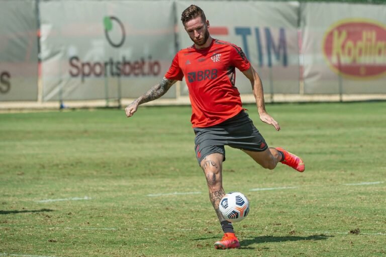 Sem espaço no Flamengo, Léo Pereira segue no radar de clube turco e pode ser negociado