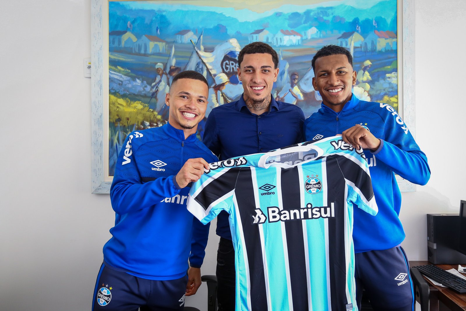 Grêmio anuncia renovação de contrato com jogadores da base