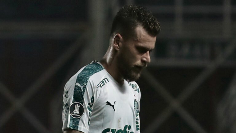 Lucas Lima é flagrado em balada clandestina por membros da torcida organizada do Palmeiras