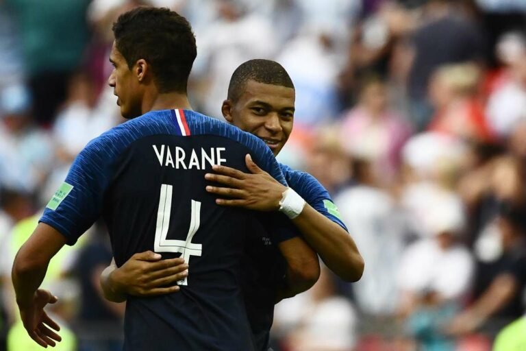 Real Madrid cogita realizar troca entre Varane e Mbappé