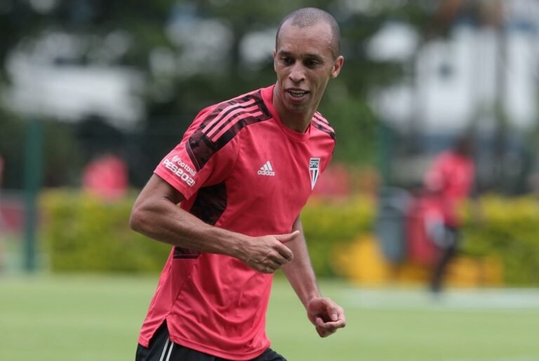 Miranda avança em recuperação e realiza trabalhos de fisioterapia durante treino