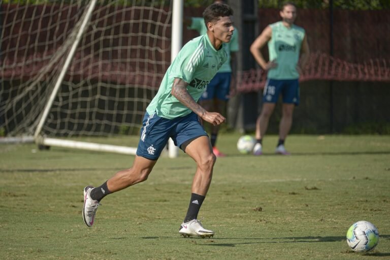 Após acertar renovação, Flamengo emprestará volante para clube do México