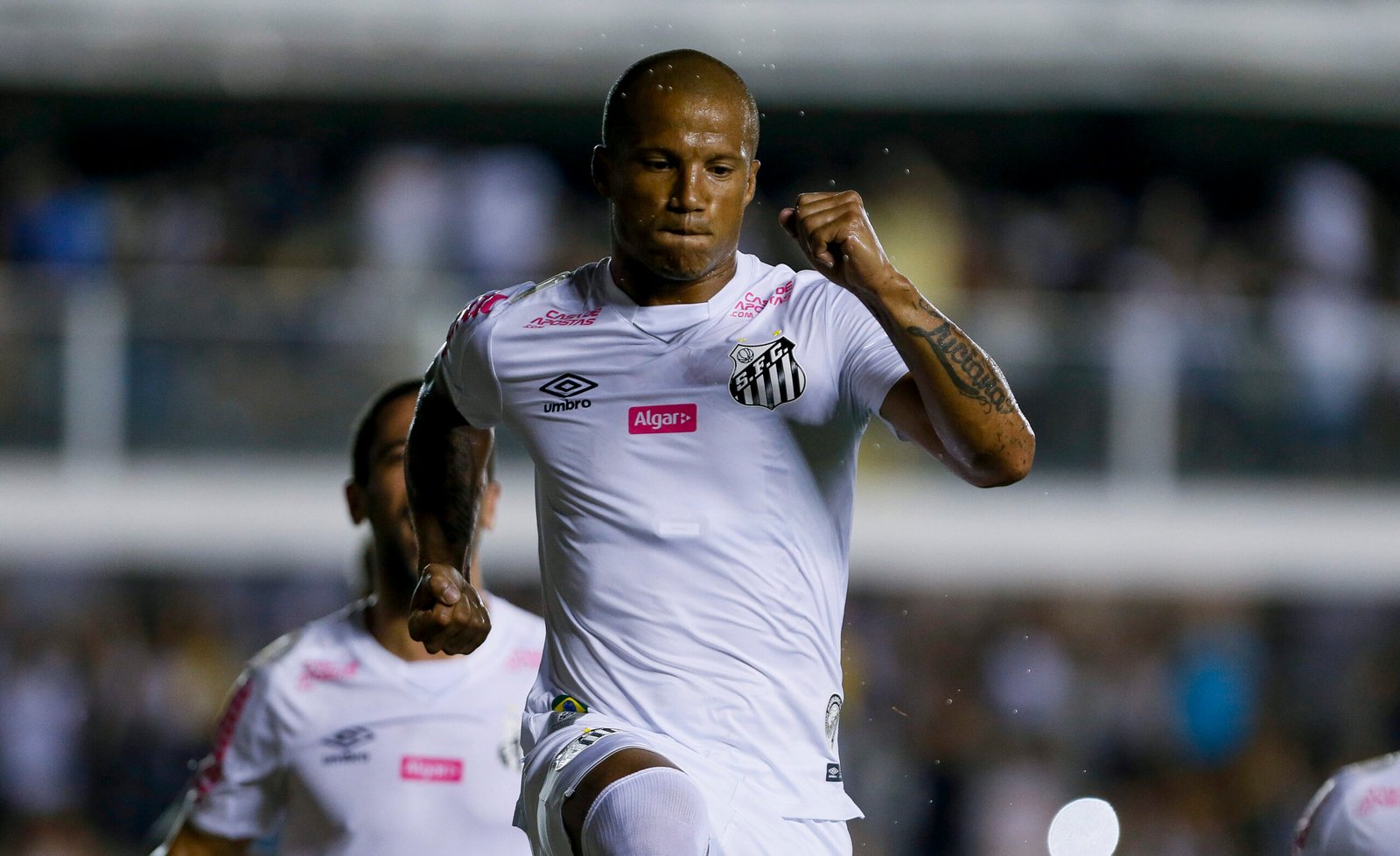 Carlos Sánchez titular no Santos? Diniz explica planejamento com o uruguaio