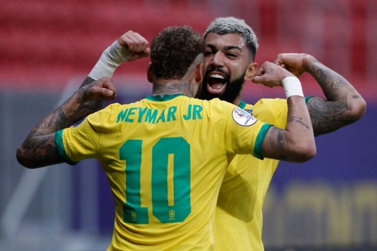 Santos presenteia ‘Meninos da Vila’ da Seleção Brasileira com camisas