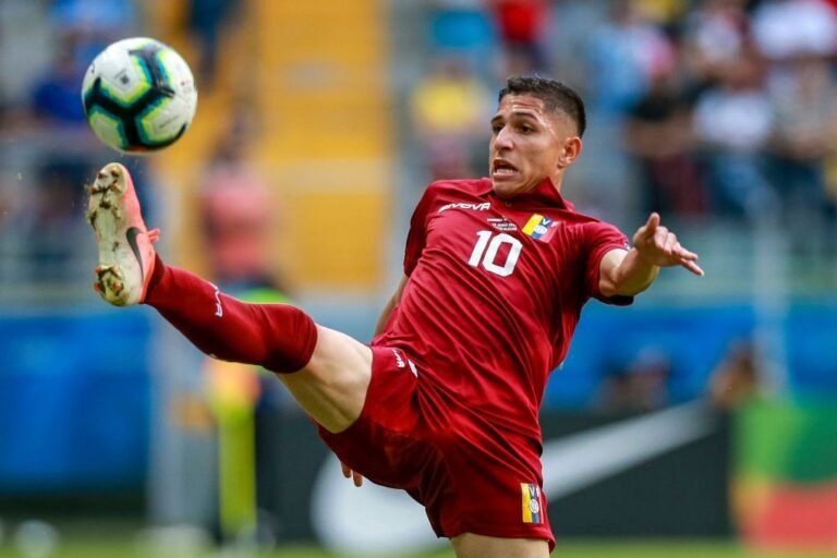 Savarino, do Atlético, é um dos jogadores venezuelanos que testaram positivo para Covid-19.