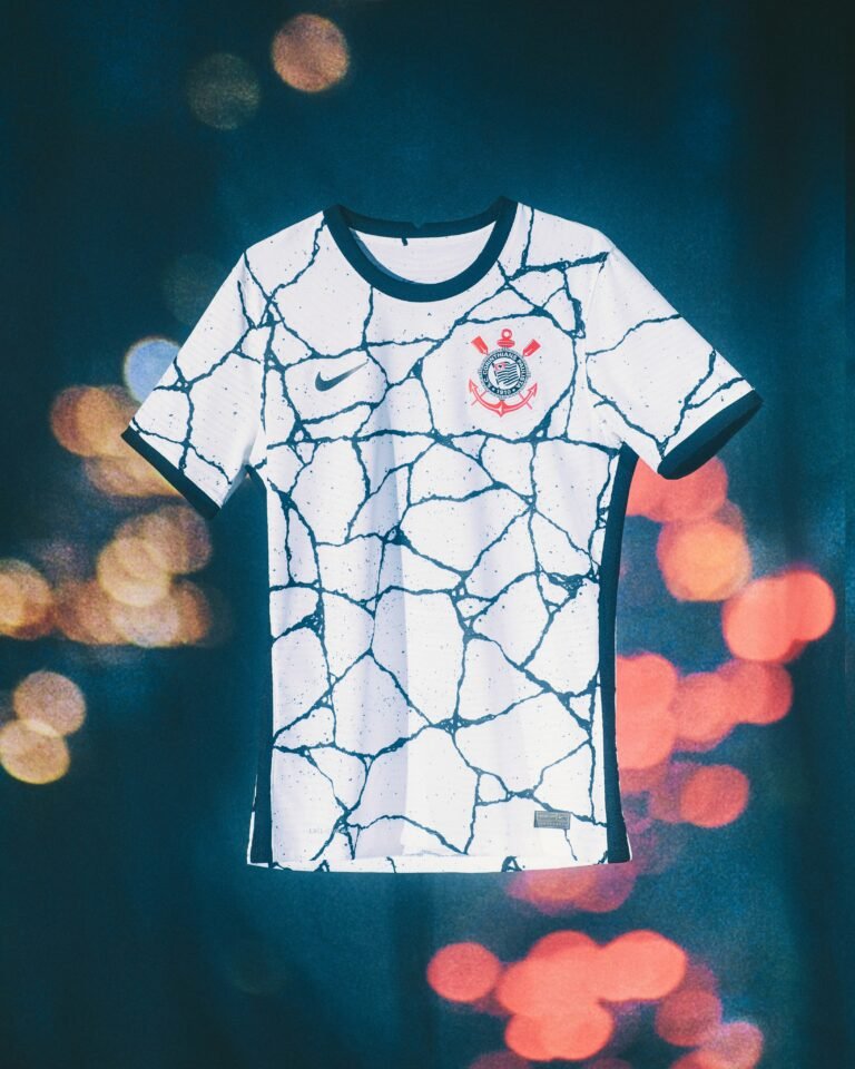 Corinthians lança os uniformes para a temporada 2021
