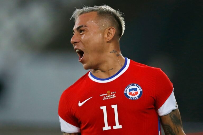 Eduardo Vargas, do Atlético, deixa o campo com dores em empate contra a Argentina