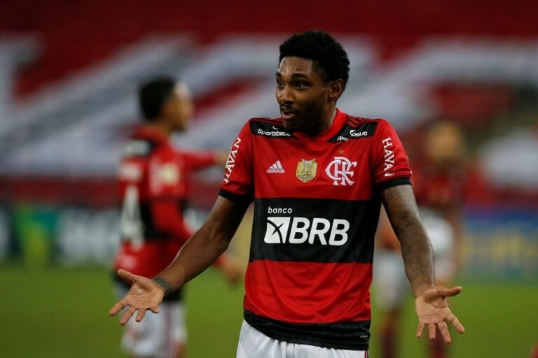 Flamengo recusa proposta milionária de clube árabe por Vitinho