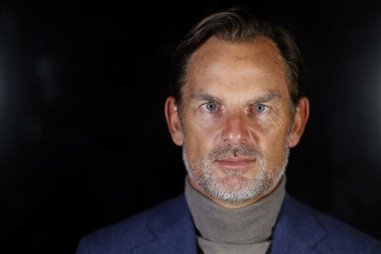 Ronald de Boer critica presidente e comenta sobre negociações no Barcelona