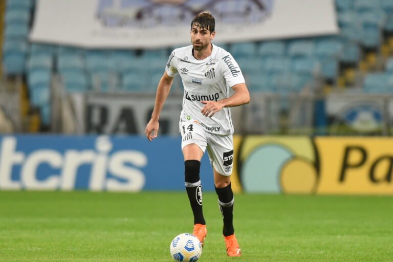 Em negociações com o Olympique de Marseille, Luan Peres não viaja e desfalca o Santos