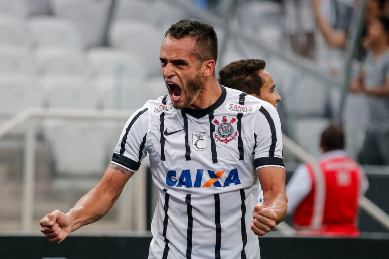 Renato Augusto compreende revolta da torcida do Corinthians, após jogo contra o Boca