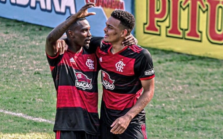 Flamengo veta saída de defensor após chegada de Renato Gaúcho