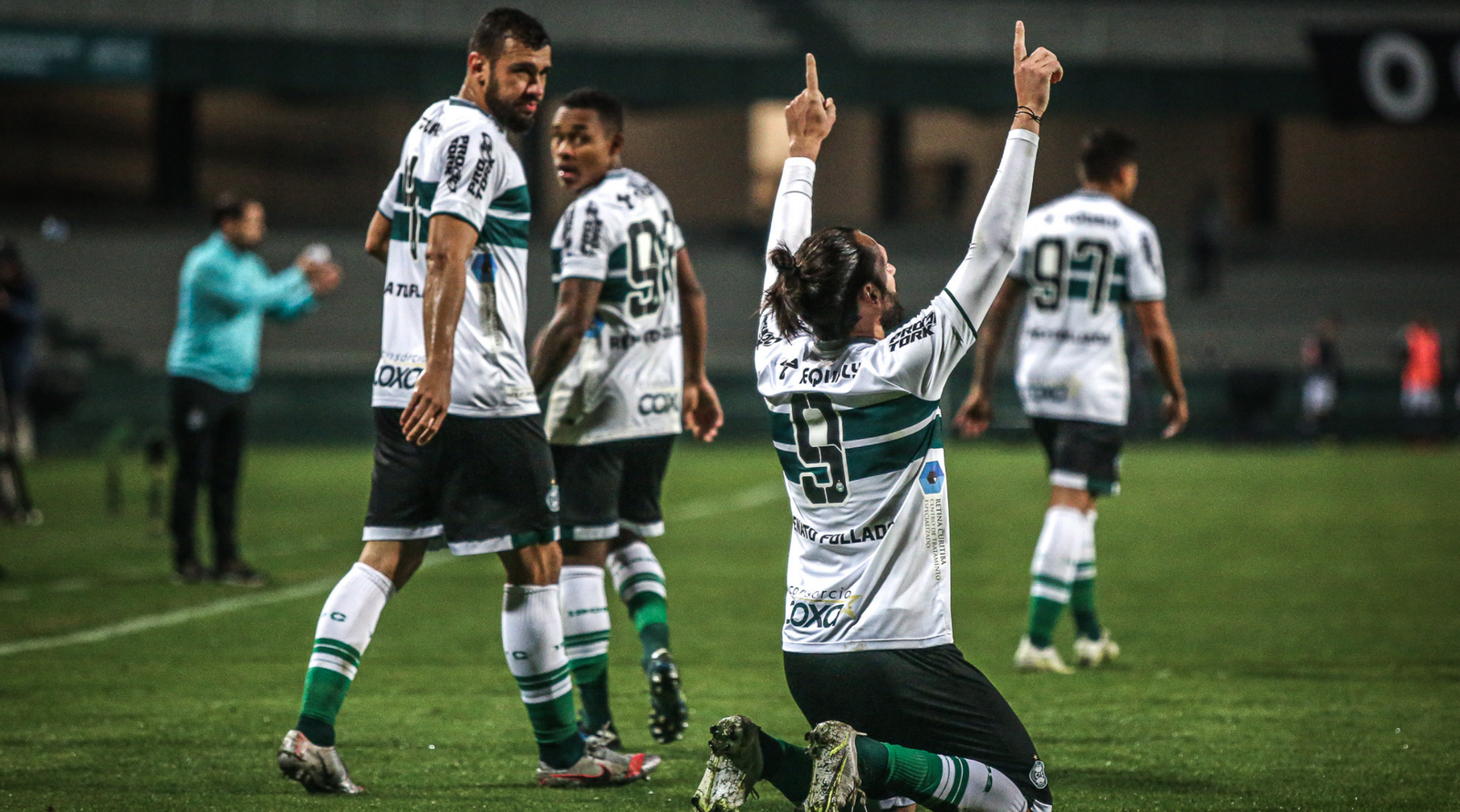 Com gols de Cano e Gamalho, Coritiba e Vasco empatam pela Série B