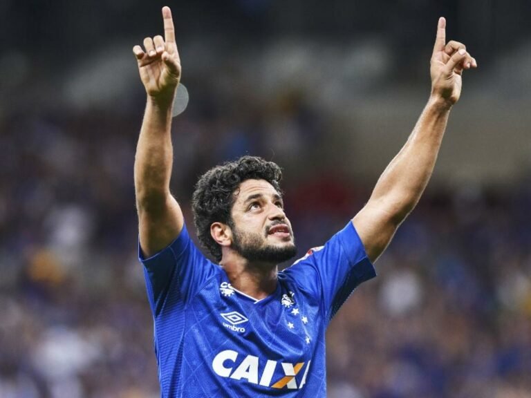 Léo aceita reduzir salário para jogar no Santos, mas Diniz veta contratação