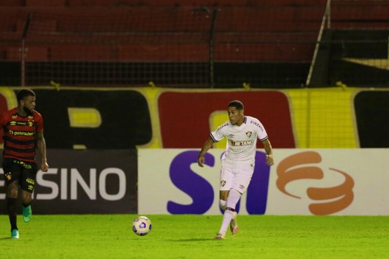 Gustavo Apis fala sobre estreia pelo Fluminense: “Sonho de criança”