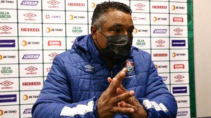 Após vitória no clássico, Roger Machado justifica escolha por Cazares ao invés de Nenê