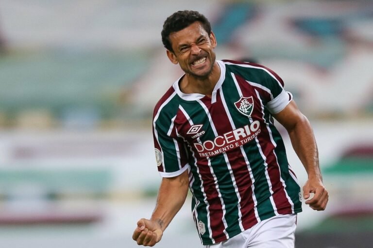 Fred é convidado para colocar os pés na calçada da fama do Maracanã