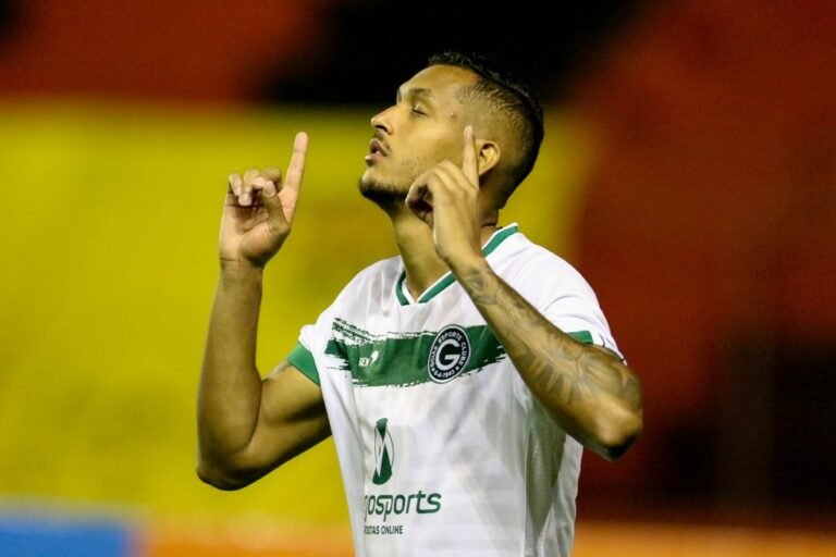 Fluminense ainda está interessado no zagueiro David Duarte, do Goiás