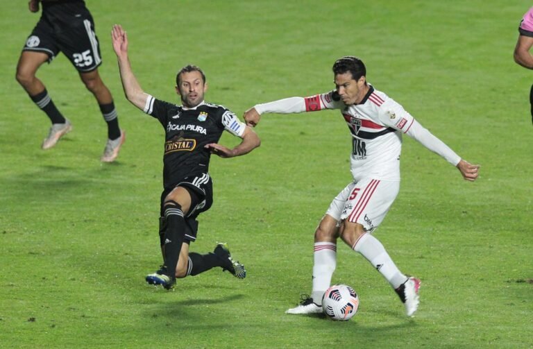 Hernanes discute seu futuro com diretoria do São Paulo