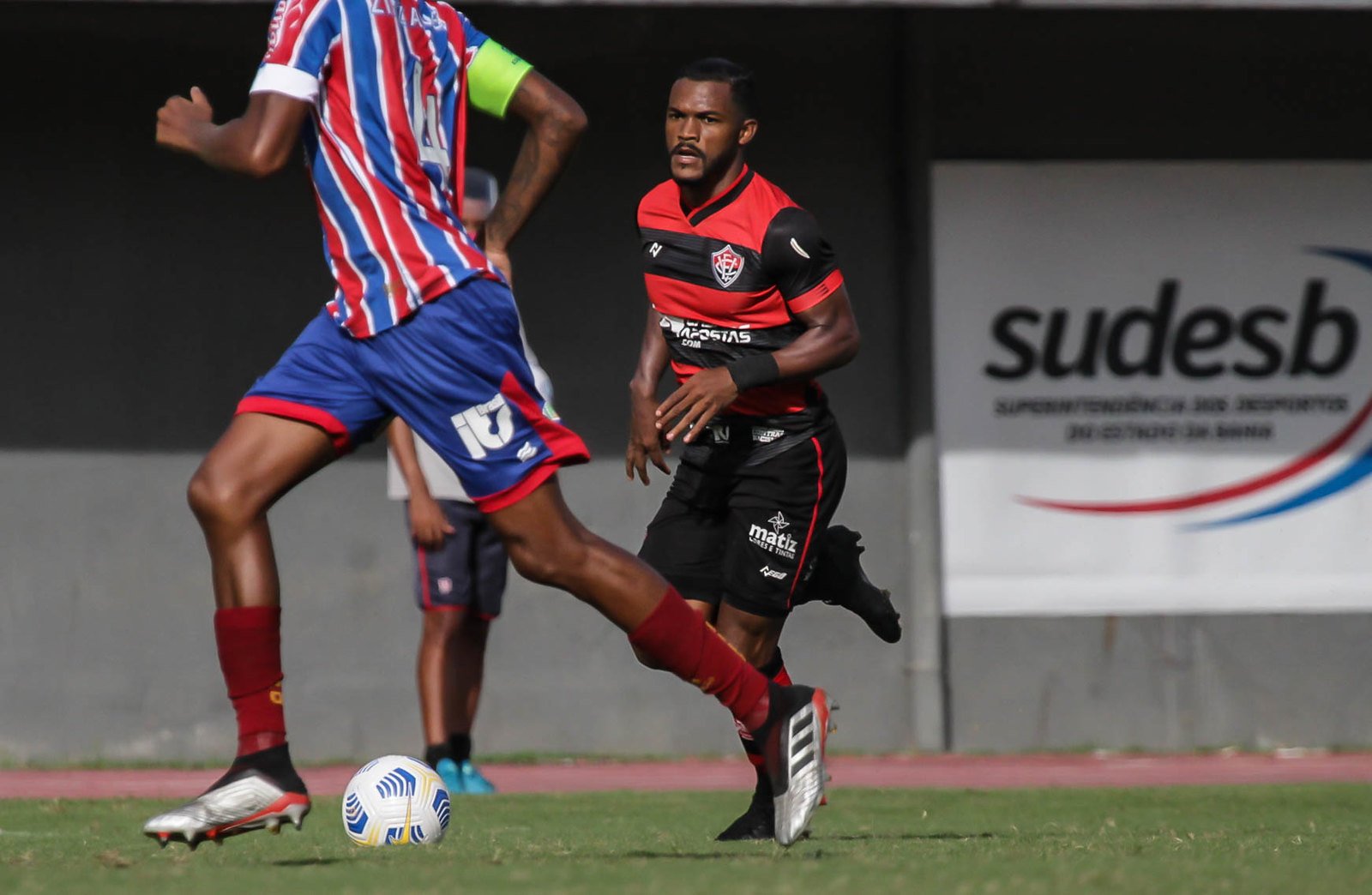 Crescendo no Vitória, Paulo Victor busca evolução e gols com o Leão em 2021