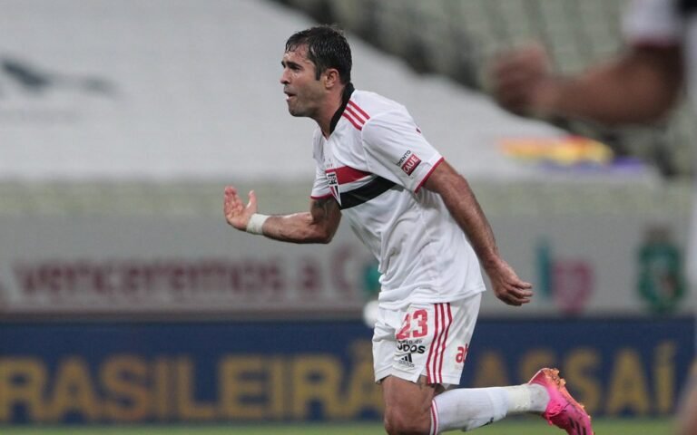Sem as principais peças, Eder vira referência no ataque do São Paulo