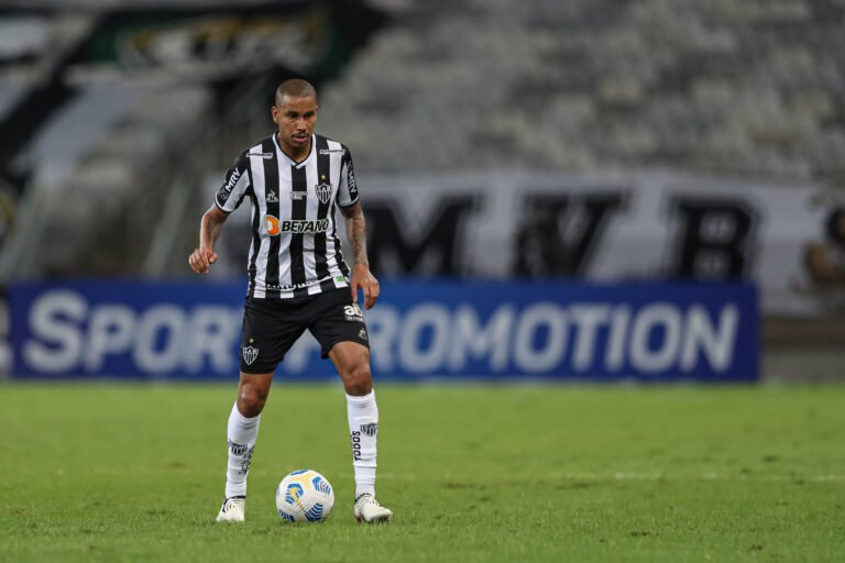 Jair destaca força do elenco do Atlético e elogia Hulk