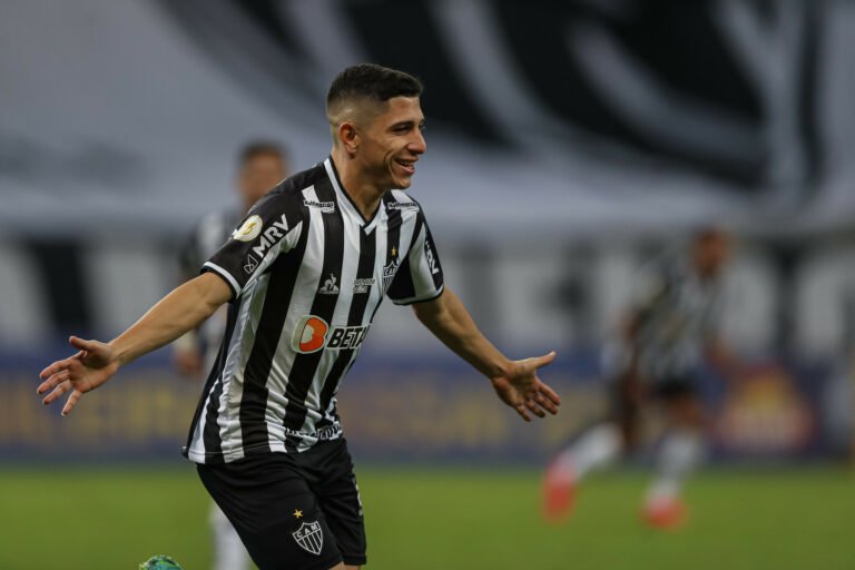 Algoz rubro-negro, Savarino decide novamente diante o Flamengo