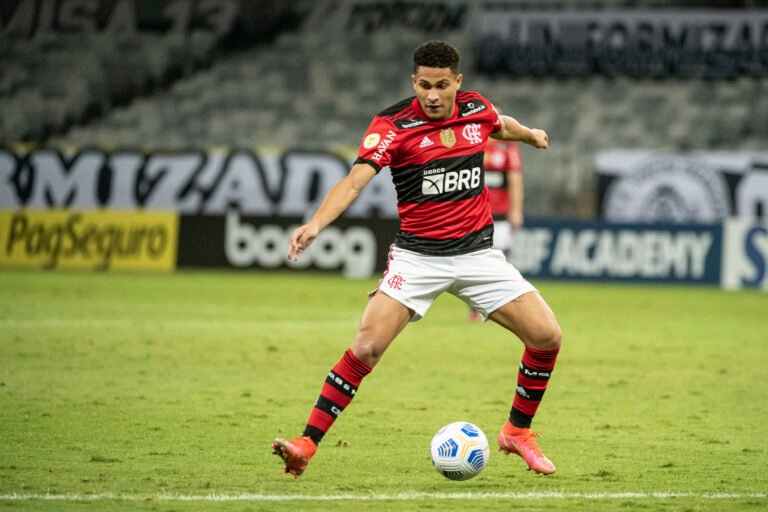 João Gomes leva terceiro cartão amarelo e desfalca Flamengo contra a Chapecoense