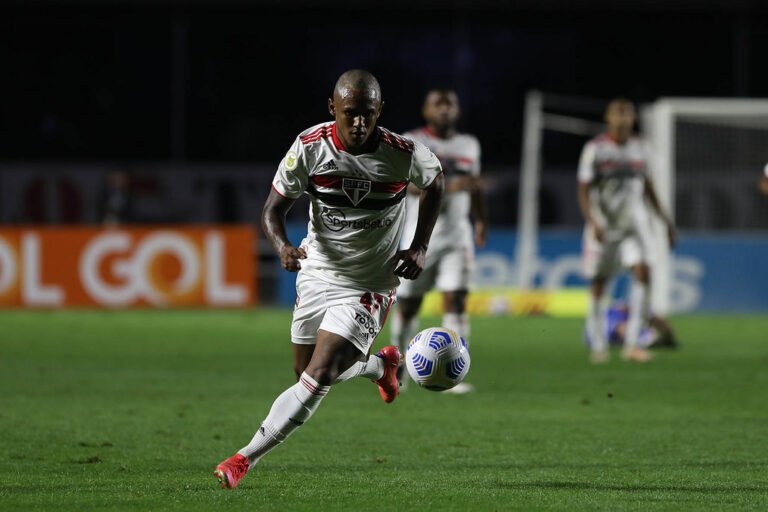 Marquinhos treina com os titulares e deve ser surpresa no ataque do São Paulo contra o Racing
