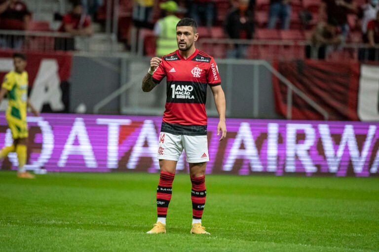 Milan prepara oferta ao Flamengo por Arrascaeta, diz portal italiano