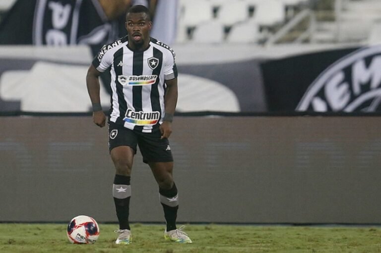 Kayque e Cesinha voltam a ser relacionados no Botafogo