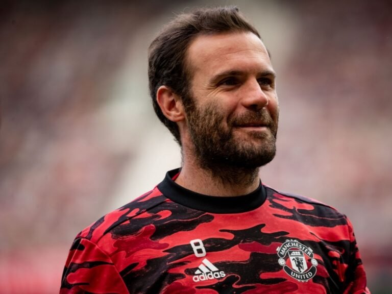 Oficial: Manchester United renova contrato com Juan Mata