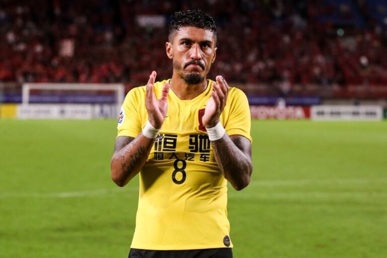 Simeone pede e Atlético de Madrid insiste na contratação de Paulinho, ex-Barcelona