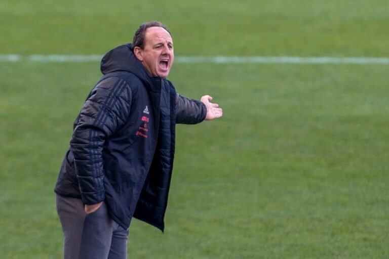 Antes de ser demitido, Rogério Ceni recusou convite da Conmebol para vacinar elenco do Flamengo